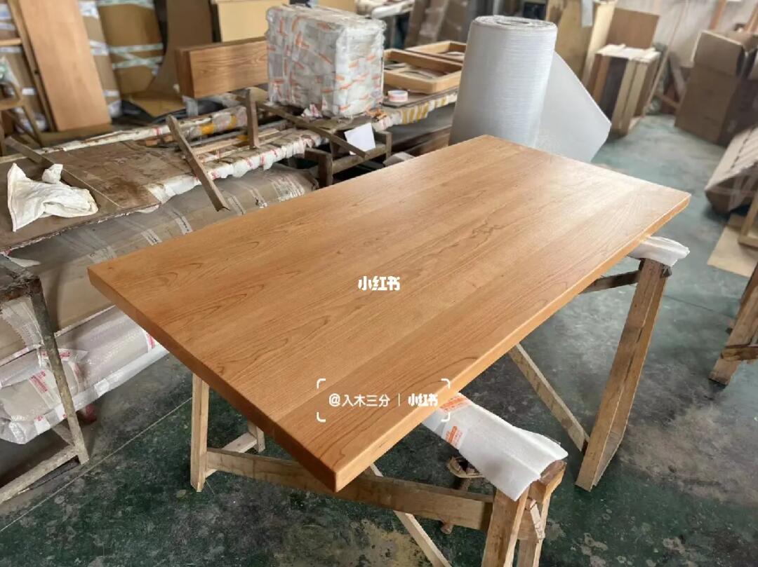 樱桃木桌板悬浮桌 现代木质家具制造的工艺与魅力
